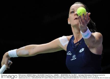 (151031) -- SINGAPORE, Oct. 31, 2015 -- Agnieszka Radwanska of Poland serves during the semi-final match against Garbine Muguruza of Spain at WTA Tennis Damen Finals in the Singapore Indoor Stadium, on Oct. 31, 2015. Radwanska won 2-1. ) (SP)SINGAPORE-WTA-SEMI-FINALS ThenxChihxWey 