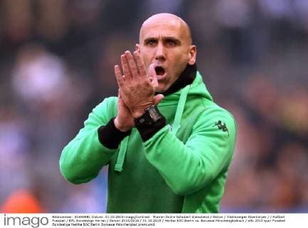 Trainer Andre Schubert klatschend Aktion Oberkoerper Oberkörper Fußball Fussball DFL Bundesliga Herren Saison 2015 2016 31.10.2015 Hertha BSC Berlin vs. Borussia Mönchengladbach