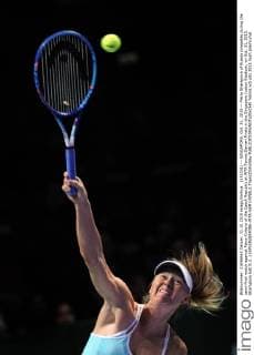 (151031) -- SINGAPORE, Oct. 31, 2015 -- Maria Sharapova of Russia competes during the semi-final match against Petra Kvitova of the Czech Republic at WTA Tennis Damen Finals in the Singapore Indoor Stadium, on Oct. 31, 2015. Sharapova lost 0-2. ) (SP)SINGAPORE-WTA-SEMI-FINALS ThenxChihxWey 