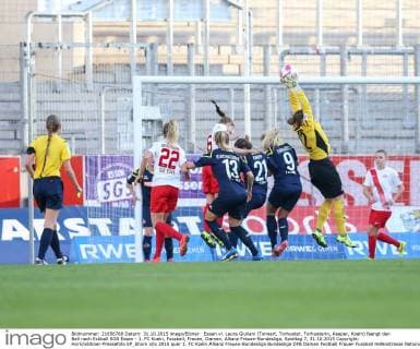 Essen vl. Laura Giuliani (Torwart, Torhueter, Torhueterin, Keeper, Koeln) faengt den Ball nach Eckball SGS Essen - 1. FC Koeln, Fussball, Frauen, Damen, Allianz Frauen-Bundesliga, Spieltag 7, 31.10.2015 Copyright: Horn xEibner-Pressefoto EP_bhorn