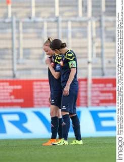 Essen vl. Totale Enttaeuschung und Traenen bei Anna Gerhardt (Koeln), Kapitaenin Nicole Bender (Koeln) versucht zu beruhigen SGS Essen - 1. FC Koeln, Fussball, Frauen, Damen, Allianz Frauen-Bundesliga, Spieltag 7, 31.10.2015 Copyright: Horn xEibner-Pressefoto EP_bhorn