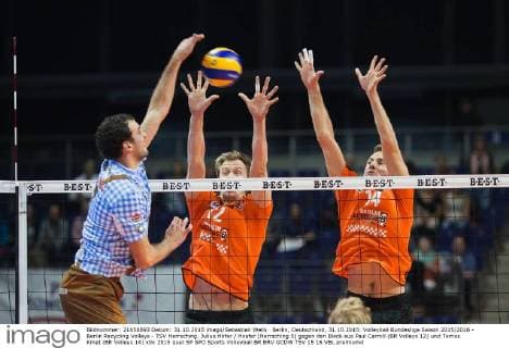 Berlin, Deutschland, 31.10.2015: Volleyball Bundesliga Saison 2015 2016 - Berlin Recycling Volleys - TSV Herrsching. Julius Höfer Hoefer (Herrsching 5) gegen den Block aus Paul Carroll (BR Volleys 12) und Tomas Kmet (BR Volleys 14)