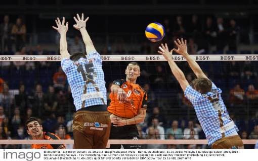 Berlin, Deutschland, 31.10.2015: Volleyball Bundesliga Saison 2015 2016 - Berlin Recycling Volleys - TSV Herrsching. Paul Lotman (BR Volleys 9) gegen den Block aus Roy Friedrich (Herrsching 15) und Patrick Steuerwald (Herrsching 4)