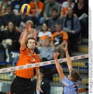 Berlin, Deutschland, 31.10.2015: Volleyball Bundesliga Saison 2015 2016 - Berlin Recycling Volleys - TSV Herrsching. Robert Kromm (BR Volleys 3) gegen den Block aus Patrick Steuerwald (Herrsching 4)