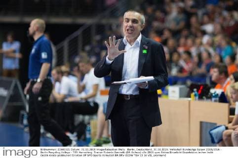 Berlin, Deutschland, 31.10.2015: Volleyball Bundesliga Saison 2015 2016 - Berlin Recycling Volleys - TSV Herrsching. Trainer Roberto Serniotti (BR Volleys)