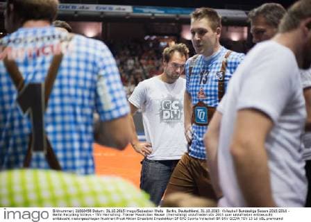 Berlin, Deutschland, 31.10.2015: Volleyball Bundesliga Saison 2015 2016 - Berlin Recycling Volleys - TSV Herrsching. Trainer Maximilian Hauser (Herrsching) unzufrieden