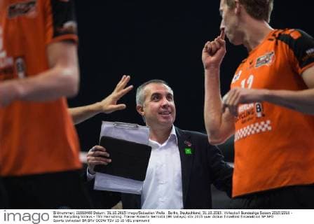 Berlin, Deutschland, 31.10.2015: Volleyball Bundesliga Saison 2015 2016 - Berlin Recycling Volleys - TSV Herrsching. Trainer Roberto Serniotti (BR Volleys)