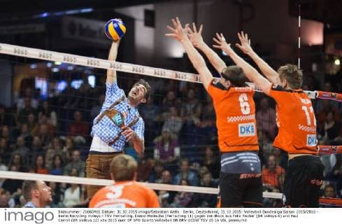 Berlin, Deutschland, 31.10.2015: Volleyball Bundesliga Saison 2015 2016 - Berlin Recycling Volleys - TSV Herrsching. Daniel Malescha (Herrsching 11) gegen den Block aus Felix Fischer (BR Volleys 6) und Paul Carroll (BR Volleys 12)