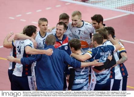 Volleyball 1. Bundesliga Saison 2015 2016 TV Rottenburg - SVG Lueneburg 31.10.2015 Teamkreis SVG Lueneburg; Falko Steinke (Mitte) 