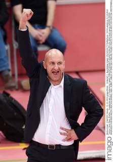 Volleyball 1. Bundesliga Saison 2015 2016 TV Rottenburg - SVG Lueneburg 31.10.2015 Trainer Hans Peter Mueller - Angstenberger (TV Rottenburg) jubelt 