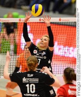 Zuspiel: Laura Dijkema (7) auf Katie Slay (beide Dresden), Dresdner SC gegen Allianz MTV Stuttgart, Volleyball, 1. Bundesliga Frauen, 1. Liga, Margon-Arena Dresden Bodenbacher Straße, DSC, Saison 2015 2016, 31.10.2015,