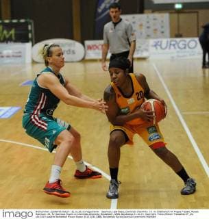 Saarlouis Lejla Bejtic,ChemCats Chemnitz- 14, im Zweikampf mit Angela Tisdale, Royals Saarlouis- 20, TV Saarlouis Royals vs ChemCats Chemnitz, Basketball , DBBL Bundesliga,31.10.15, Copyright: Franzx Eibner-Pressefoto EP_pfz