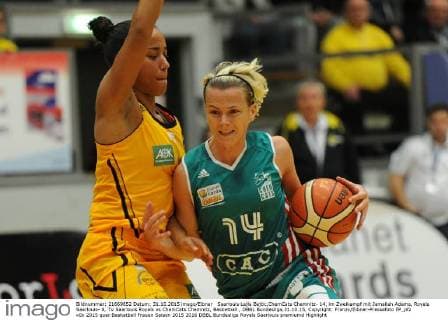 Saarlouis Lejla Bejtic,ChemCats Chemnitz- 14, im Zweikampf mit Jamailah Adams, Royals Saarlouis- 8, TV Saarlouis Royals vs ChemCats Chemnitz, Basketball , DBBL Bundesliga,31.10.15, Copyright: Franzx Eibner-Pressefoto EP_pfz