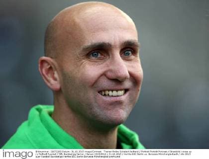 Trainer Andre Schubert lachend Portrait Porträt Portraet Einzelbild close up Fußball Fussball DFL Bundesliga Herren Saison 2015 2016 31.10.2015 Hertha BSC Berlin vs. Borussia Mönchengladbach
