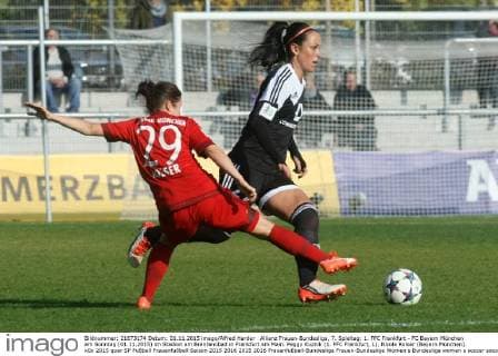 Allianz Frauen-Bundesliga, 7. Spieltag: 1. FFC Frankfurt - FC Bayern München am Sonntag (01.11.2015) im Stadion am Brentanobad in Frankfurt am Main. Peggy Kuznik (1. FFC Frankfurt, L), Nicole Rolser (Bayern München).