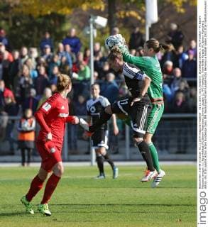 01.11.2015, xovx, Fussball 1 .Bundesliga Damen, 1. FFC Frankfurt - FC Bayern München, emspor, v.l. Nora Holstad (FC Bayern Muenchen), Simone Laudehr (1. FFC Frankfurt), Tinja-Riikka Korpela (FC Bayern Muenchen), Aktion.
