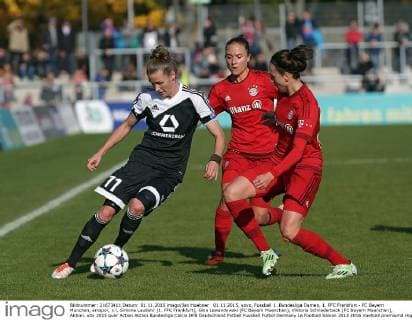 01.11.2015, xovx, Fussball 1 .Bundesliga Damen, 1. FFC Frankfurt - FC Bayern München, emspor, v.l. Simone Laudehr (1. FFC Frankfurt), Gina Lewandowski (FC Bayern Muenchen), Viktoria Schnaderbeck (FC Bayern Muenchen), Aktion.
