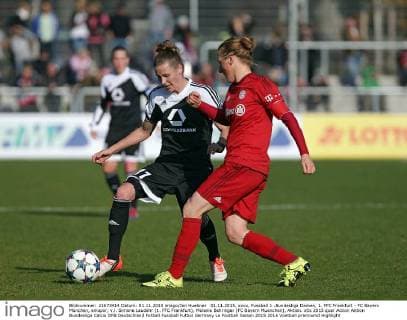 01.11.2015, xovx, Fussball 1 .Bundesliga Damen, 1. FFC Frankfurt - FC Bayern München, emspor, v.l. Simone Laudehr (1. FFC Frankfurt), Melanie Behringer (FC Bayern Muenchen), Aktion.