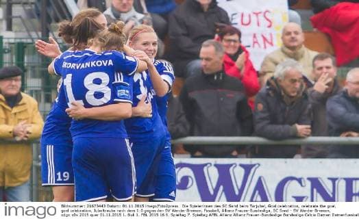 Die Spielerinnen des SC Sand beim Torjubel, Goal celebration, celebrate the goal, goal celebration, Jubeltraube nach dem 1:0 gegen den SV Werder Bremen, Fussball, Allianz Frauen-Bundesliga, SC Sand - SV Werder Bremen, xdgx