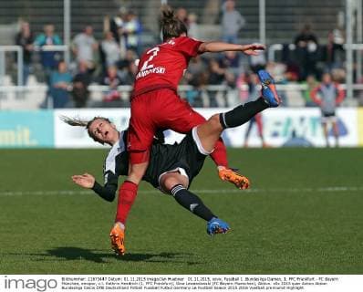 01.11.2015, xovx, Fussball 1 .Bundesliga Damen, 1. FFC Frankfurt - FC Bayern München, emspor, v.l. Kathrin Hendrich (1. FFC Frankfurt), Gina Lewandowski (FC Bayern Muenchen), Aktion.