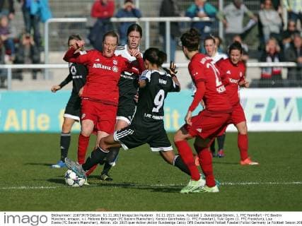 01.11.2015, xovx, Fussball 1 .Bundesliga Damen, 1. FFC Frankfurt - FC Bayern München, emspor, v.l. Melanie Behringer (FC Bayern Muenchen), Kerstin Garefrekes (1. FFC Frankfurt), Yuki Ogimi (1. FFC Frankfurt), Lisa Evans (FC Bayern Muenchen), Aktion.