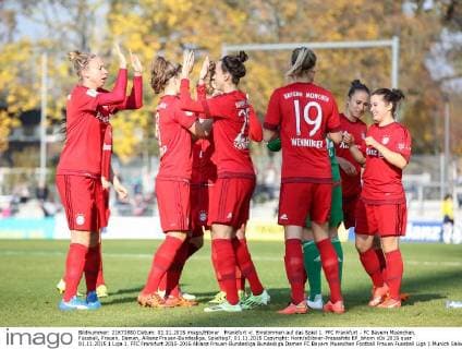 Frankfurt vl. Einstimmen auf das Spiel 1. FFC Frankfurt - FC Bayern Muenchen, Fussball, Frauen, Damen, Allianz Frauen-Bundesliga, Spieltag7, 01.11.2015 Copyright: Horn xEibner-Pressefoto EP_bhorn