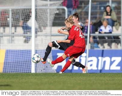 Frankfurt vl. Leonie Maier (Muenchen) schiesst auf das Tor, Mandy Islacker (Frankfurt) versucht den schuss zu verhindern 1. FFC Frankfurt - FC Bayern Muenchen, Fussball, Frauen, Damen, Allianz Frauen-Bundesliga, Spieltag7, 01.11.2015 Copyright: Horn xEibner-Pressefoto EP_bhorn