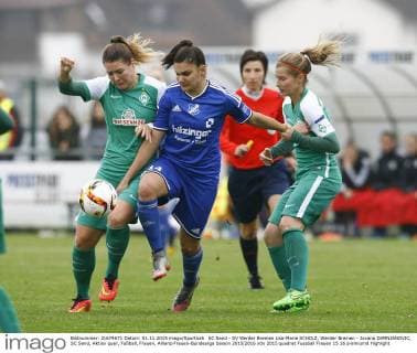 SC Sand - SV Werder Bremen Lisa-Marie SCHOLZ, Werder Bremen - Jovana DAMNJANOVIC, SC Sand, Aktion quer, Fußball, Frauen, Allianz-Frauen-Bundesliga Saison 2015 2016