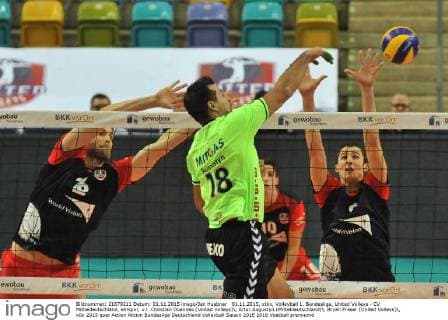 01.11.2015, xtkx, Volleyball 1. Bundesliga, United Volleys - CV Mitteldeutschland, emspor, v.l. Christian Duennes (United Volleys) , Artur Augustyn (Mitteldeutschland) , Bryan Fraser (United Volleys) ,