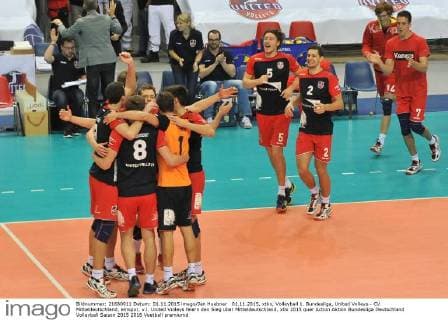 01.11.2015, xtkx, Volleyball 1. Bundesliga, United Volleys - CV Mitteldeutschland, emspor, v.l. United Volleys feiern den Sieg über Mitteldeutschland,