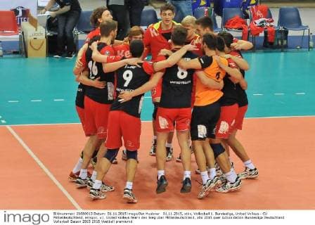 01.11.2015, xtkx, Volleyball 1. Bundesliga, United Volleys - CV Mitteldeutschland, emspor, v.l. United Volleys feiern den Sieg über Mitteldeutschland,