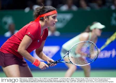(L-R) Sania Mirza (IND) Martina Hingis (CHE) in the Doubles Championship in the BNP PARIBAS WTAF FINALS (Singapore) at the Indoor Stadium on 01 Nov 2015 in Singapore. They became a Champion. . NoxThirdxPartyxSales  (ldta_wtaf_314)