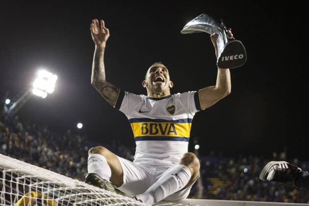 Boca Juniors Carlos Tevez celebrates after winning the Argentina First Division football match against Tigre in Buenos Aires, capital of Argentina, on Nov. 1, 2015. Boca Juniors won the match 1-0. Martin Zabala) (mz) (da) (ah) (SP)ARGENTINA-BUENOS AIRES-SOCCER-BOCA JUNIORS VS TIGRE e MARTINxZABALA 