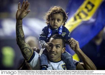 Boca Juniors Carlos Tevez (Bottom) celebrates with his son after winning the Argentina First Division football match against Tigre in Buenos Aires, capital of Argentina, on Nov. 1, 2015. Boca Juniors won the match 1-0. Martin Zabala) (mz) (da) (ah) (SP)ARGENTINA-BUENOS AIRES-SOCCER-BOCA JUNIORS VS TIGRE e MARTINxZABALA 