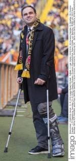Fußball, 3. Liga, Saison 2015 2016, SG Dynamo Dresden,15. Spieltag, SG Dynamo Dresden - 1.FC Magdeburg, Samstag (31.10.2015), Stadion Dresden. Dynamos Geschäftsführer Robert Schäfer mit Gehhilfen. RM001