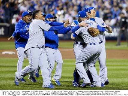 November 1, 2015: The Kansas City Royals celebrate their 7-2 victory over the New York Mets in the 5th and deciding game of the 2015 World Series at Citi Field in Flushing, NY. (Photo by Joshua Sarner Icon Sportswire) MLB Baseball Herren USA NOV 01 World Series - Game 5 - Royals at Mets Icon201511015213 EDITORIAL USE ONLY