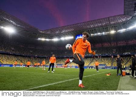 151102 Shakhtar Donetsk Torwart Andriy Pyatov - Training im Vorfeld der Begegnung gegen Malmö FF in der ChampionsLeague - 2 november 2015 in Lwiw .  Copyright: PETTERxARVIDSON BB151102PA007