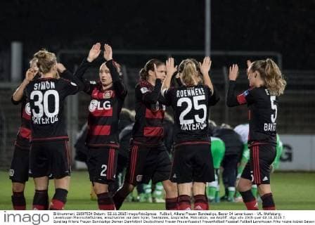 Fußball, Allianz Frauen Bundesliga, Bayer 04 Leverkusen - VfL Wolfsburg; Leverkusen Mannschaftskreis, einschwören vor dem Spiel, Teamkreis, Ansprache, Motivation, vor Anpfiff. xtgx