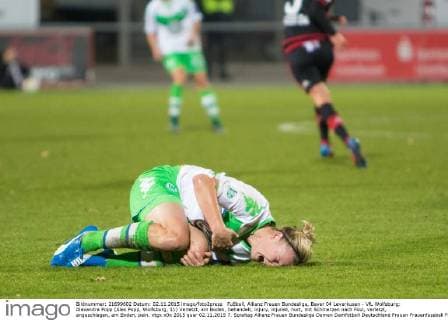 Fußball, Allianz Frauen Bundesliga, Bayer 04 Leverkusen - VfL Wolfsburg; Alexandra Popp (Alex Popp, Wolfsburg, 11) Verletzt, am Boden, behandelt, injury, injured, hurt, mit Schmerzen nach Foul, verletzt, angeschlagen, am Boden, pain. xtgx