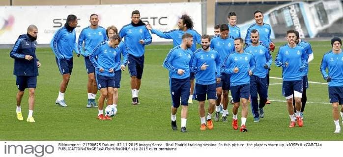 Real Madrid training session. In this picture, the players warm up. xJOSExA.xGARCIAx 