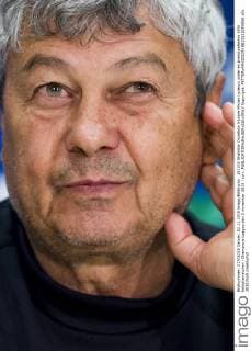 151102 Shakhtar Donetsks tränare Mircea Lucescu under en presskonferens inför fotbollsmatchen i Champions League den 2 november 2015 i Lviv.  Copyright: PETTERxARVIDSON BB151102PA066