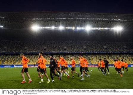 151102 Shakhtar Donetsk spelare under en träning pa Arena Lviv inför fotbollsmatchen i Champions League den 2 november 2015 i Lviv.  Copyright: PETTERxARVIDSON BB151102PA095