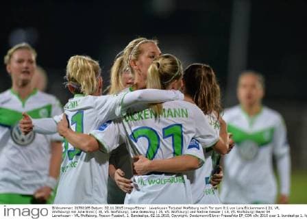 Leverkusen Torjubel Wolfsburg nach Tor zum 0:1 von Lara Dickenmann ( 21, VfL Wolfsburg) mit Julia Simic ( 31, VfL Wolfsburg), Lena Goessling ( 28, VfL Wolfsburg) und Nadine Kessler ( 13, VfL Wolfsburg) Bayer 04 Leverkusen - VfL Wolfsburg, Frauen-Fussball, 1. Bundesliga, 02.11.2015, Copyright: Deutzmann Eibner-Pressefoto EP_CDN