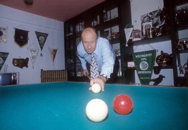 Bundestrainer Helmut Schön (BR Deutschland) spielt Billard