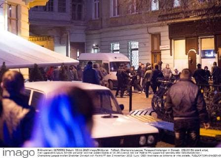 Fußball, Champions League, Fanausschreitungen in Donezk 151103 Ett okänt antal, men uppskattningsvis 50-100 personer stormar puben Dublin kl 16:28 (svensk tid) där Malmö FFs supportrar samlats inför fotbollsmatchen i Champions League mellan Shakhtar Donetsk och Malmö FF den 3 november 2015 i Lviv. OBS! Ansiktena pa bilderna är inte pixlade.  Copyright: PETTERxARVIDSON BB151103PA003