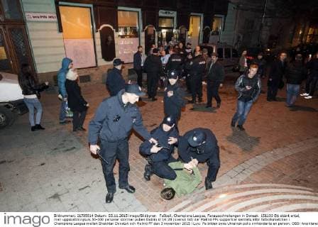 Fußball, Champions League, Fanausschreitungen in Donezk 151103 Ett okänt antal, men uppskattningsvis 50-100 personer stormar puben Dublin kl 16:28 (svensk tid) där Malmö FFs supportrar samlats inför fotbollsmatchen i Champions League mellan Shakhtar Donetsk och Malmö FF den 3 november 2015 i Lviv. Pa bilden syns Ukrainsk polis omhänderta en person. OBS! Ansiktena pa bilderna är inte pixlade.  Copyright: PETTERxARVIDSON BB151103PA009