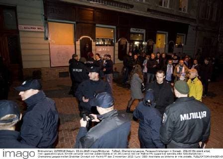 Fußball, Champions League, Fanausschreitungen in Donezk 151103 Ett okänt antal, men uppskattningsvis 50-100 personer stormar puben Dublin kl 16:28 (svensk tid) där Malmö FFs supportrar samlats inför fotbollsmatchen i Champions League mellan Shakhtar Donetsk och Malmö FF den 3 november 2015 i Lviv. OBS! Ansiktena pa bilderna är inte pixlade.  Copyright: PETTERxARVIDSON BB151103PA013