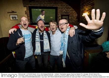 Fußball, Champions League, Fans von Malmö FF in Donezk 151103 Malmö FFs supportrar laddar upp pa puben Dublin inför fotbollsmatchen i Champions League mellan Shakhtar Donetsk och Malmö FF den 3 november 2015 i Lviv.  Copyright: PETTERxARVIDSON BB151103PA016