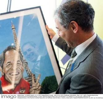 Wien 03.11.2015, Raiffeisen Zentralbank, Wien, AUT, OeFB, Pressekonferenz des Oesterreichischen Fussballverbandes, im Bild Teamchef Marcel Koller (AUT) mit Karikatur vor Eiffelturm during press conference PK Pressekonferenz of the Austrian Football Association at Raiffeisen Zentral Bank in Vienna, 2015 11 03.  EX_GRU  