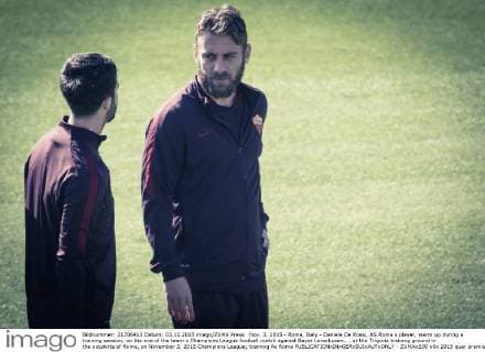 Nov. 3, 2015 - Rome, Italy - Daniele De Rossi, AS Roma s player, warm up during a training session, on the eve of the team s Champions League football match against Bayer Leverkusen.. , at the Trigoria training ground in the outskirts of Rome, on November 3, 2015 Champions League; training As Roma  - ZUMAn230